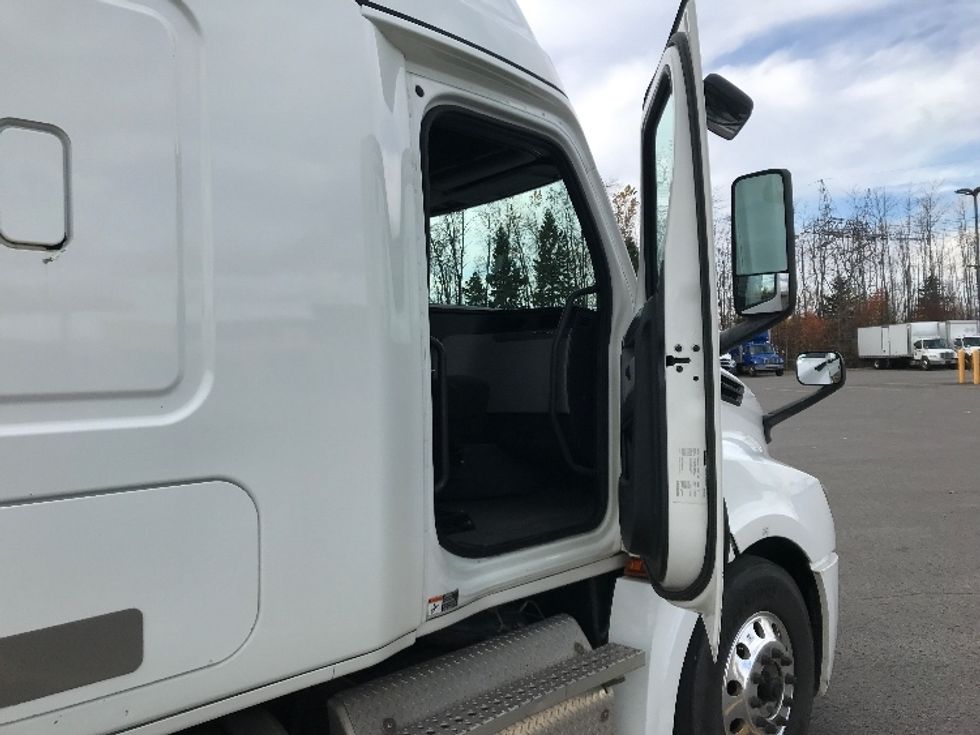 Sleeper Tractor-Heavy Duty Tractors-Freightliner-2020-T12664ST-Ste-Foy-PQ-944,636\n\t\tkm-$ 69,750 - Image 13