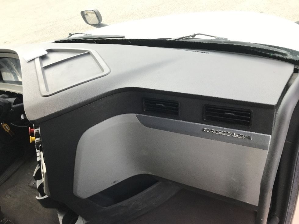 Sleeper Tractor-Heavy Duty Tractors-Freightliner-2020-T12664ST-Ste-Foy-PQ-944,636\n\t\tkm-$ 69,750 - Image 14