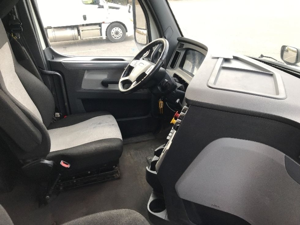 Sleeper Tractor-Heavy Duty Tractors-Freightliner-2020-T12664ST-Ste-Foy-PQ-944,636\n\t\tkm-$ 69,750 - Image 15