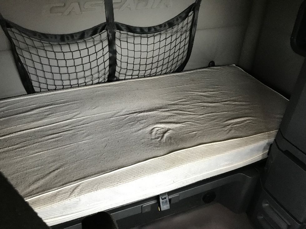 Sleeper Tractor-Heavy Duty Tractors-Freightliner-2020-T12664ST-Ste-Foy-PQ-944,636\n\t\tkm-$ 69,750 - Image 16