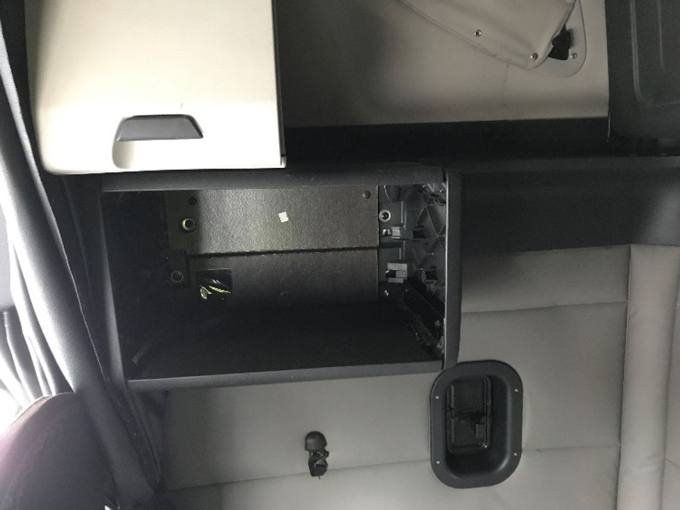 Sleeper Tractor-Heavy Duty Tractors-Freightliner-2020-T12664ST-Ste-Foy-PQ-944,636\n\t\tkm-$ 69,750 - Image 18