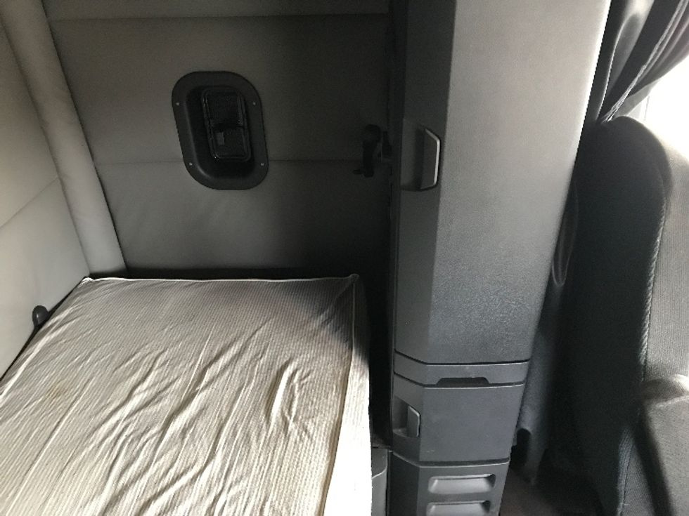 Sleeper Tractor-Heavy Duty Tractors-Freightliner-2020-T12664ST-Ste-Foy-PQ-944,636\n\t\tkm-$ 69,750 - Image 19