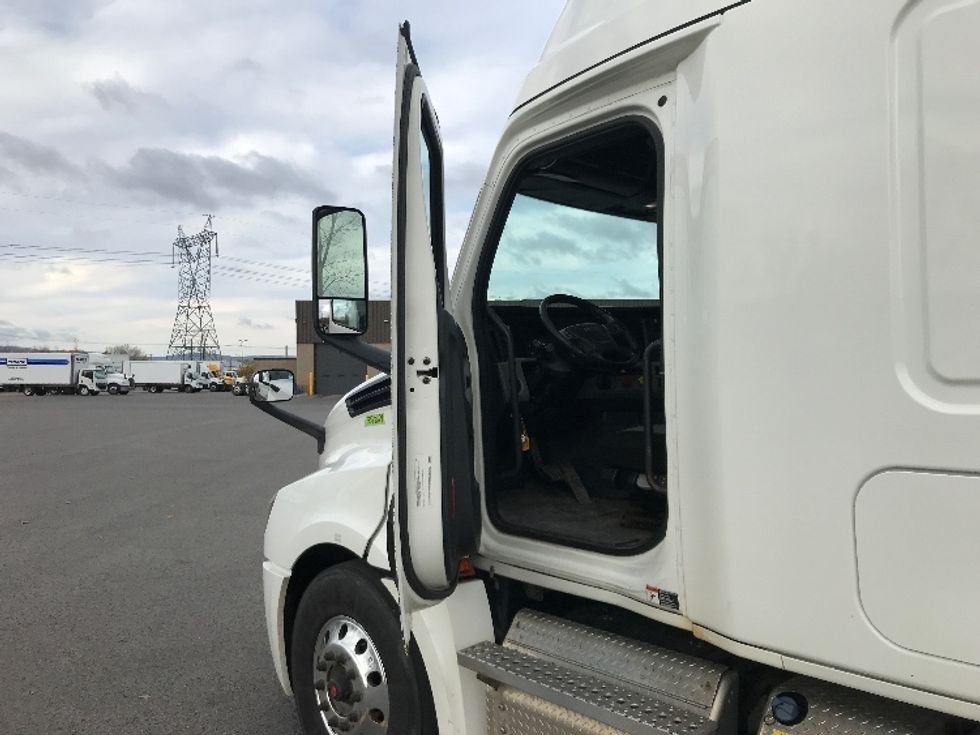 Sleeper Tractor-Heavy Duty Tractors-Freightliner-2020-T12664ST-Ste-Foy-PQ-944,636\n\t\tkm-$ 69,750 - Image 9