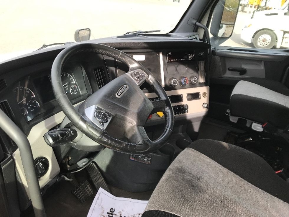 Sleeper Tractor-Heavy Duty Tractors-Freightliner-2020-T12664ST-Ste-Foy-PQ-945,634\n\t\tkm-$ 69,750 - Image 10