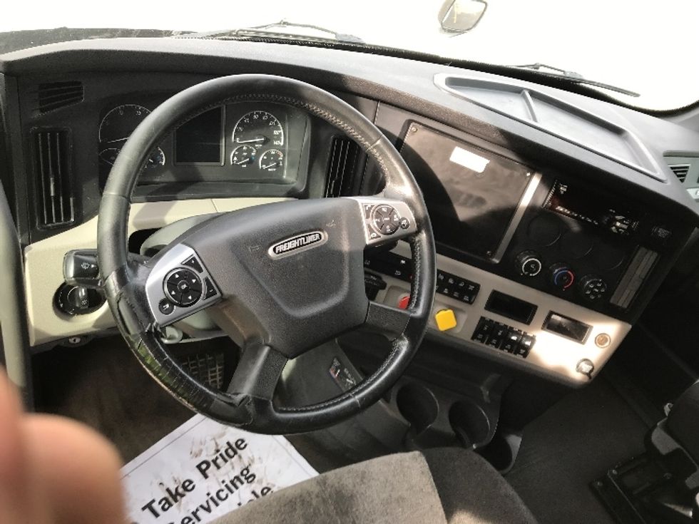 Sleeper Tractor-Heavy Duty Tractors-Freightliner-2020-T12664ST-Ste-Foy-PQ-945,634\n\t\tkm-$ 69,750 - Image 11