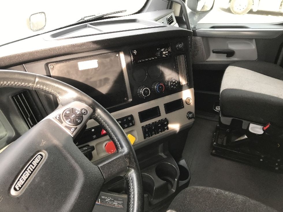 Sleeper Tractor-Heavy Duty Tractors-Freightliner-2020-T12664ST-Ste-Foy-PQ-945,634\n\t\tkm-$ 69,750 - Image 12