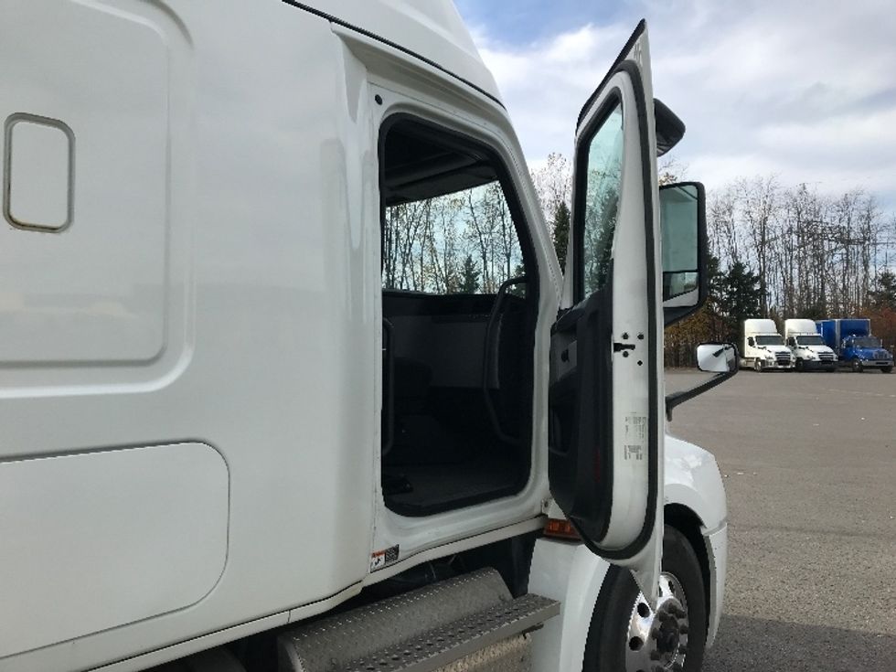 Sleeper Tractor-Heavy Duty Tractors-Freightliner-2020-T12664ST-Ste-Foy-PQ-945,634\n\t\tkm-$ 69,750 - Image 13