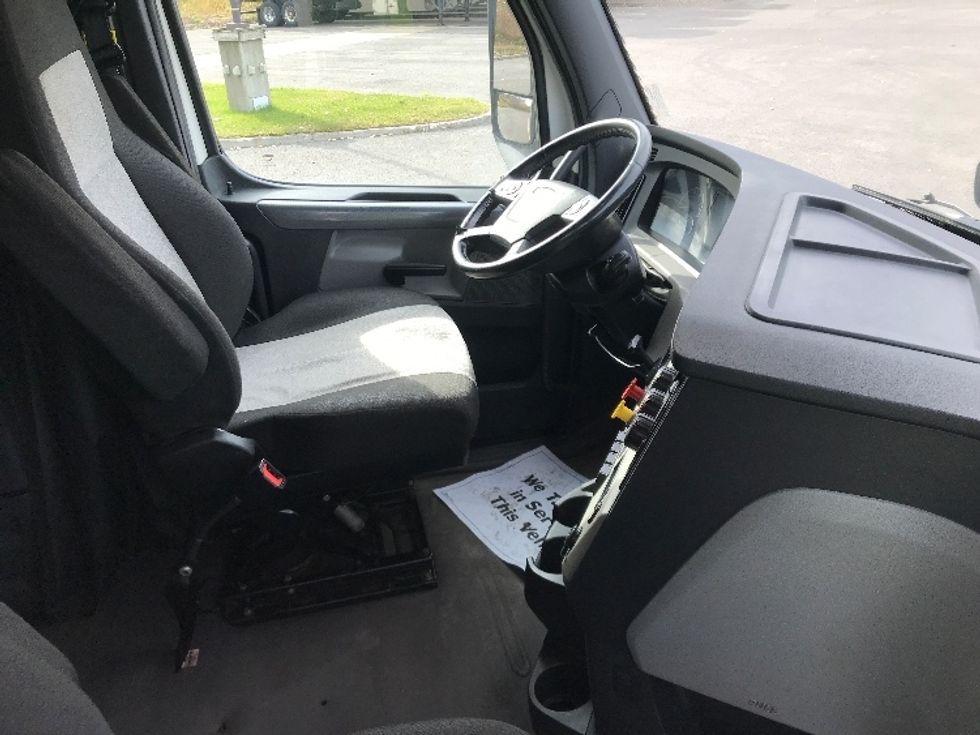 Sleeper Tractor-Heavy Duty Tractors-Freightliner-2020-T12664ST-Ste-Foy-PQ-945,634\n\t\tkm-$ 69,750 - Image 15