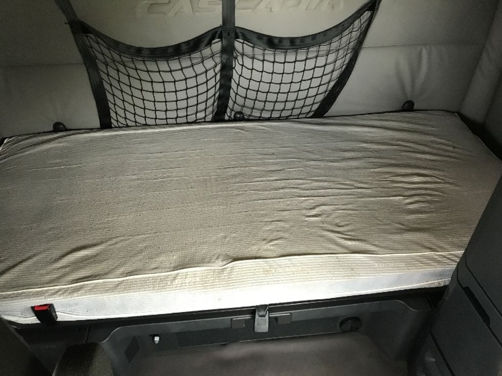 Sleeper Tractor-Heavy Duty Tractors-Freightliner-2020-T12664ST-Ste-Foy-PQ-945,634\n\t\tkm-$ 69,750 - Image 16