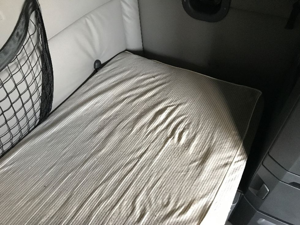 Sleeper Tractor-Heavy Duty Tractors-Freightliner-2020-T12664ST-Ste-Foy-PQ-945,634\n\t\tkm-$ 69,750 - Image 17