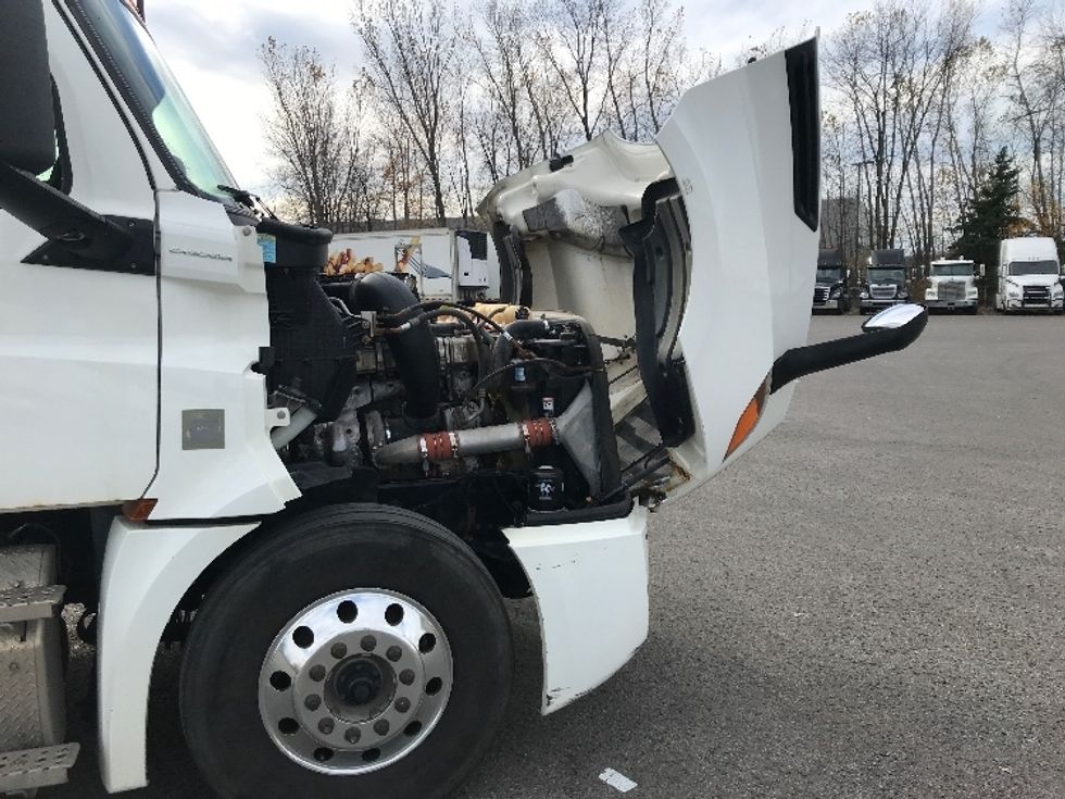 Sleeper Tractor-Heavy Duty Tractors-Freightliner-2020-T12664ST-Ste-Foy-PQ-945,634\n\t\tkm-$ 69,750 - Image 18