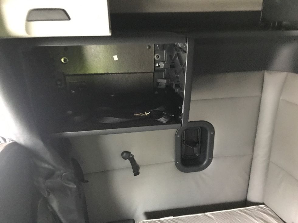 Sleeper Tractor-Heavy Duty Tractors-Freightliner-2020-T12664ST-Ste-Foy-PQ-945,634\n\t\tkm-$ 69,750 - Image 19