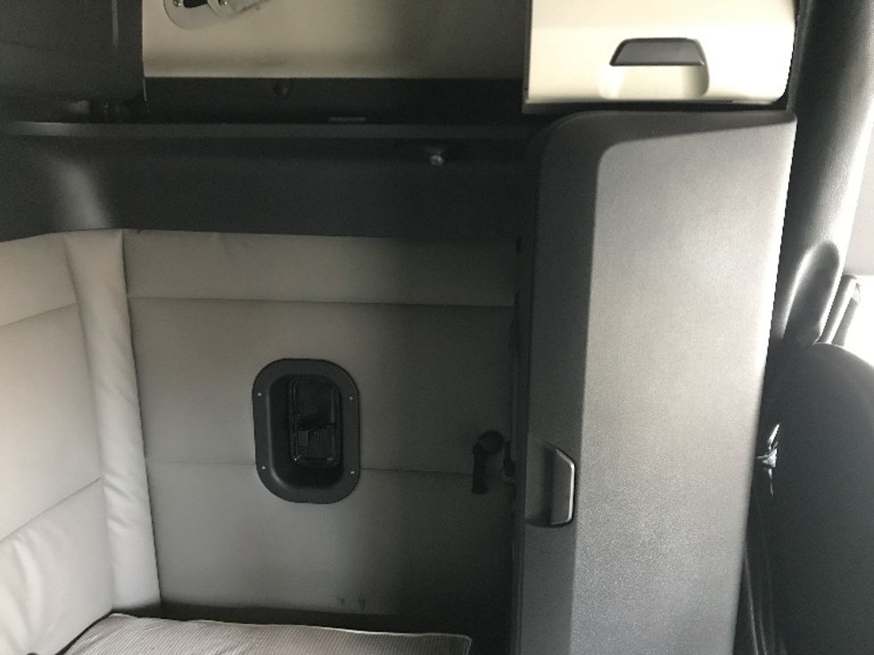 Sleeper Tractor-Heavy Duty Tractors-Freightliner-2020-T12664ST-Ste-Foy-PQ-945,634\n\t\tkm-$ 69,750 - Image 20