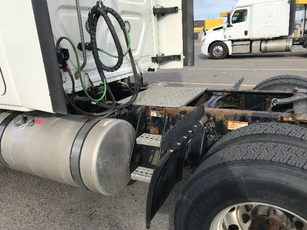 Sleeper Tractor-Heavy Duty Tractors-Freightliner-2020-T12664ST-Ste-Foy-PQ-945,634\n\t\tkm-$ 69,750 - Image 22