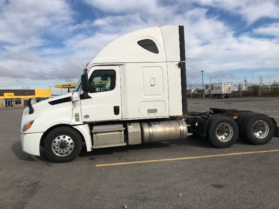 Sleeper Tractor-Heavy Duty Tractors-Freightliner-2020-T12664ST-Ste-Foy-PQ-945,634\n\t\tkm-$ 69,750 - Image 4