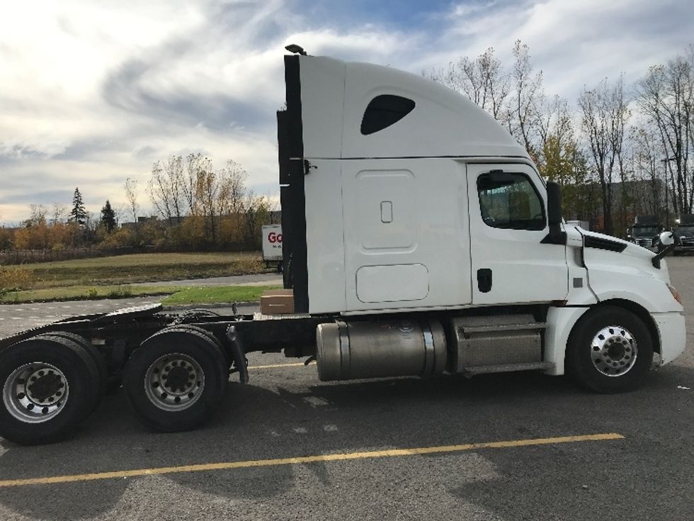 Sleeper Tractor-Heavy Duty Tractors-Freightliner-2020-T12664ST-Ste-Foy-PQ-945,634\n\t\tkm-$ 69,750 - Image 8