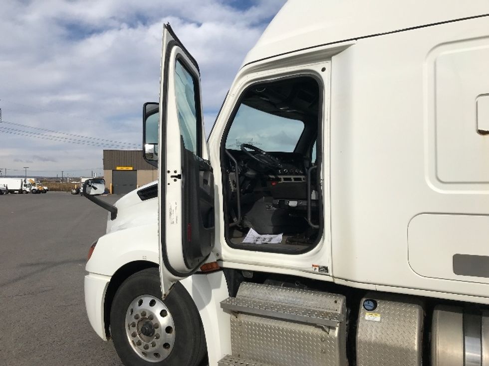 Sleeper Tractor-Heavy Duty Tractors-Freightliner-2020-T12664ST-Ste-Foy-PQ-945,634\n\t\tkm-$ 69,750 - Image 9