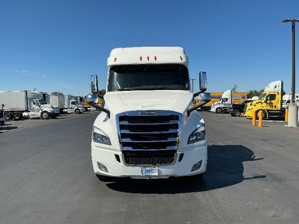 2020 Freightliner Cascadia 126" Sleeper Cab photo 2