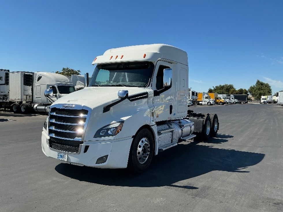 2020 Freightliner Cascadia 126" Sleeper Cab photo 3