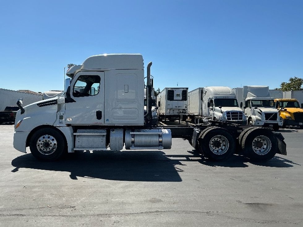 2020 Freightliner Cascadia 126" Sleeper Cab photo 4