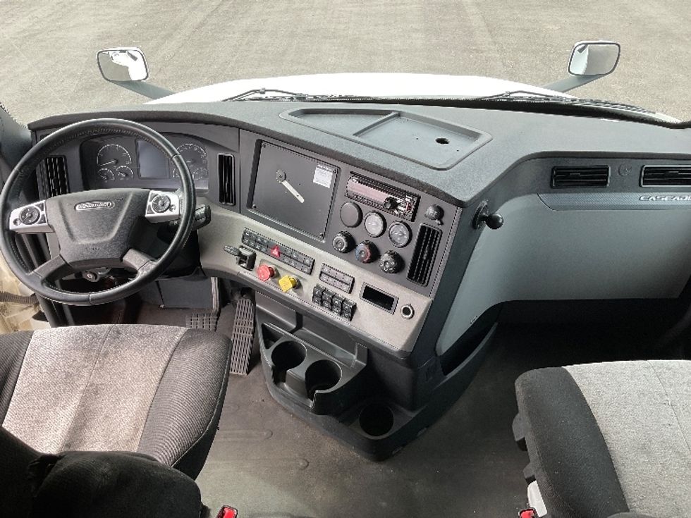 Sleeper Tractor-Heavy Duty Tractors-Freightliner-2020-T12664ST-Stockton-CA-582,890\n\t\tmiles-$ 55,500 - Image 12