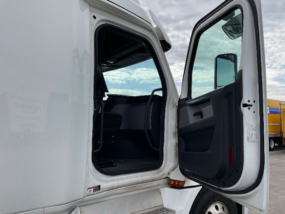 Sleeper Tractor-Heavy Duty Tractors-Freightliner-2020-T12664ST-Stockton-CA-582,890\n\t\tmiles-$ 55,500 - Image 13