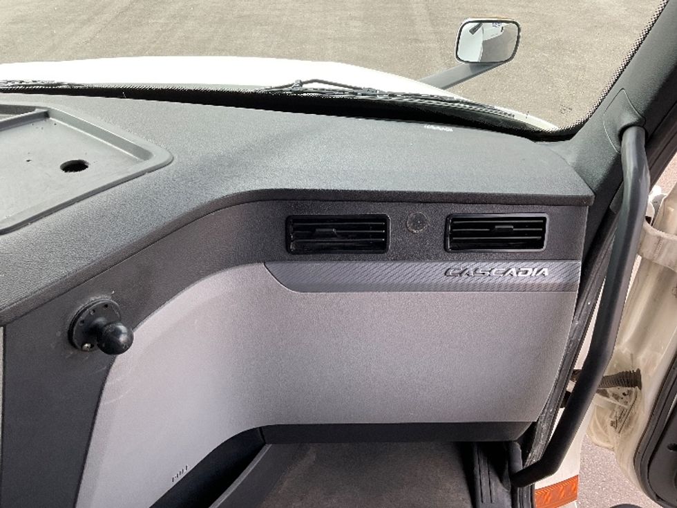 Sleeper Tractor-Heavy Duty Tractors-Freightliner-2020-T12664ST-Stockton-CA-582,890\n\t\tmiles-$ 55,500 - Image 14