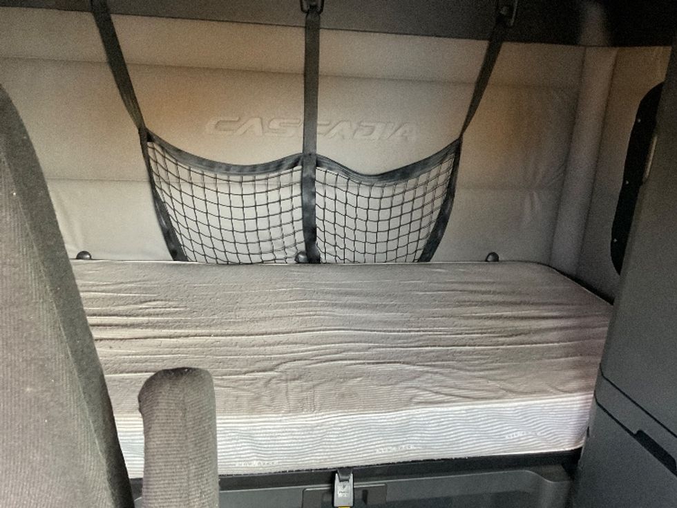 Sleeper Tractor-Heavy Duty Tractors-Freightliner-2020-T12664ST-Stockton-CA-582,890\n\t\tmiles-$ 55,500 - Image 16