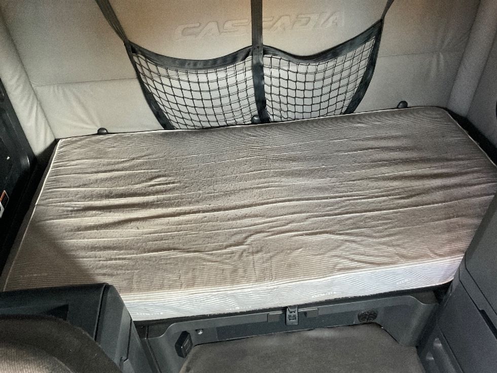 Sleeper Tractor-Heavy Duty Tractors-Freightliner-2020-T12664ST-Stockton-CA-582,890\n\t\tmiles-$ 55,500 - Image 17