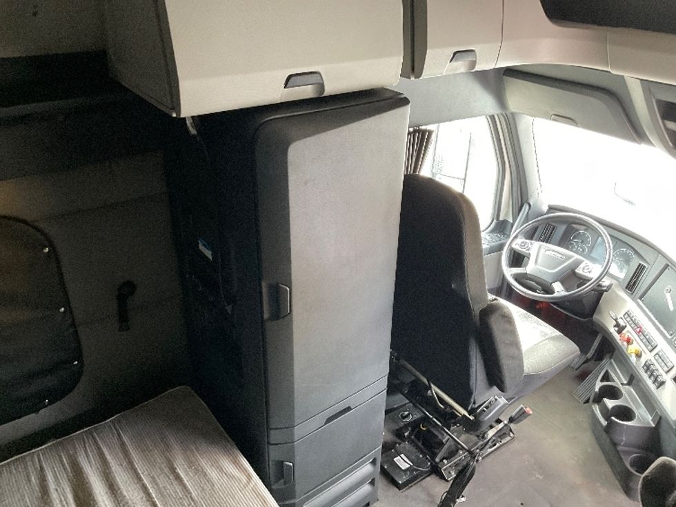 Sleeper Tractor-Heavy Duty Tractors-Freightliner-2020-T12664ST-Stockton-CA-582,890\n\t\tmiles-$ 55,500 - Image 18