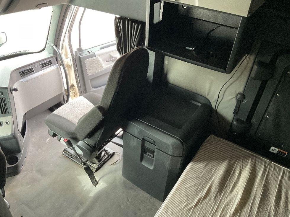 Sleeper Tractor-Heavy Duty Tractors-Freightliner-2020-T12664ST-Stockton-CA-582,890\n\t\tmiles-$ 55,500 - Image 19