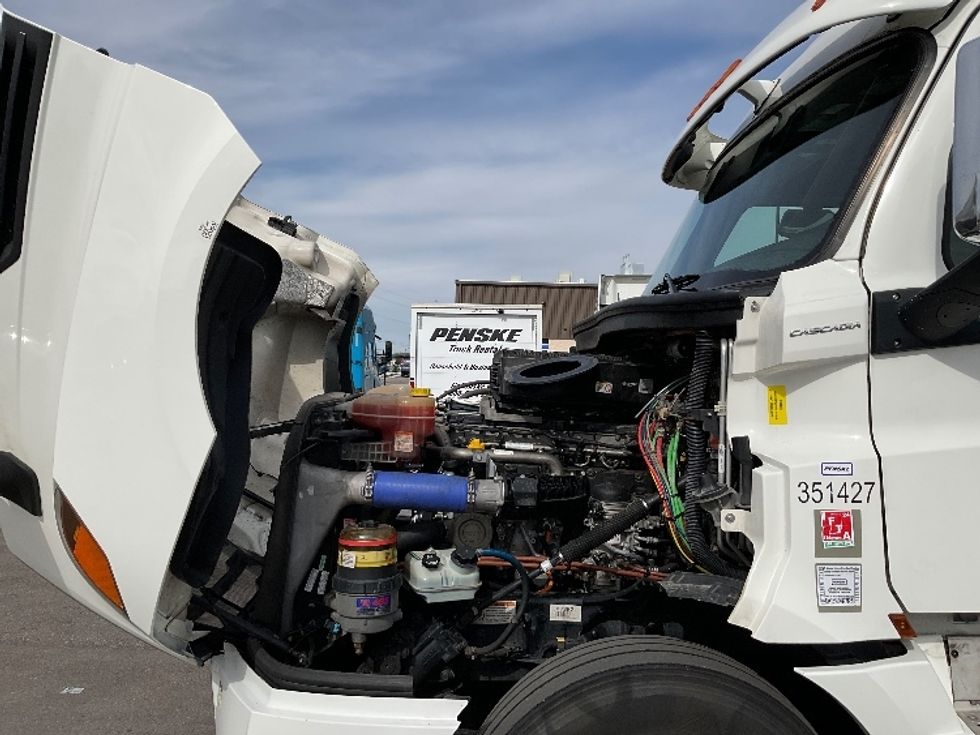 Sleeper Tractor-Heavy Duty Tractors-Freightliner-2020-T12664ST-Stockton-CA-582,890\n\t\tmiles-$ 55,500 - Image 21
