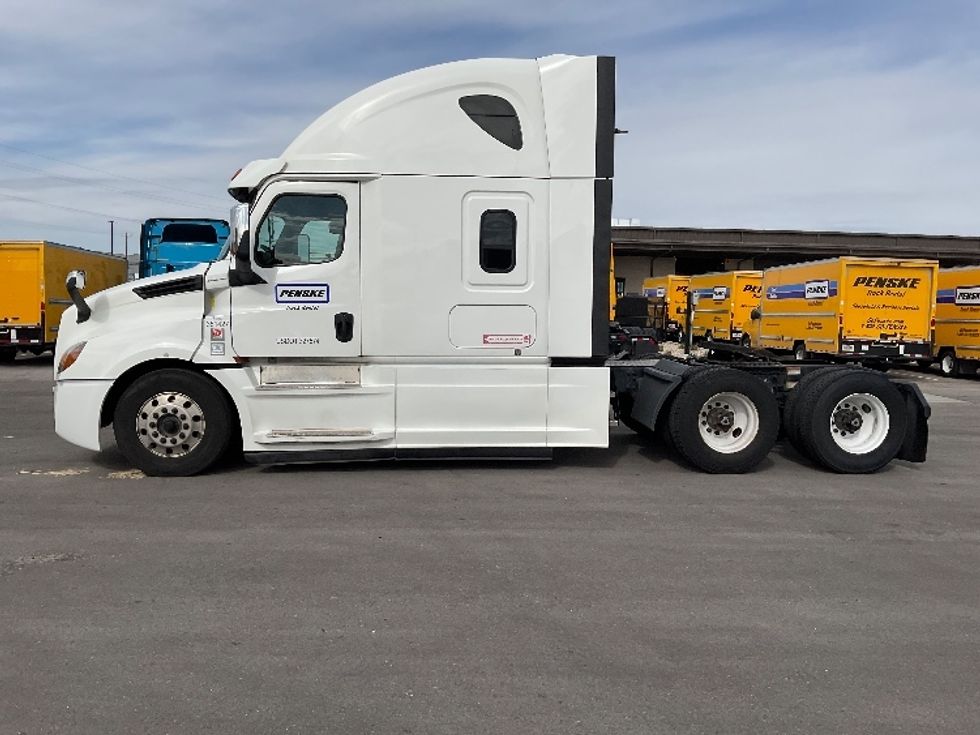 Sleeper Tractor-Heavy Duty Tractors-Freightliner-2020-T12664ST-Stockton-CA-582,890\n\t\tmiles-$ 55,500 - Image 4