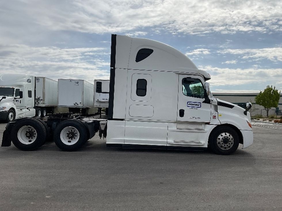Sleeper Tractor-Heavy Duty Tractors-Freightliner-2020-T12664ST-Stockton-CA-582,890\n\t\tmiles-$ 55,500 - Image 8