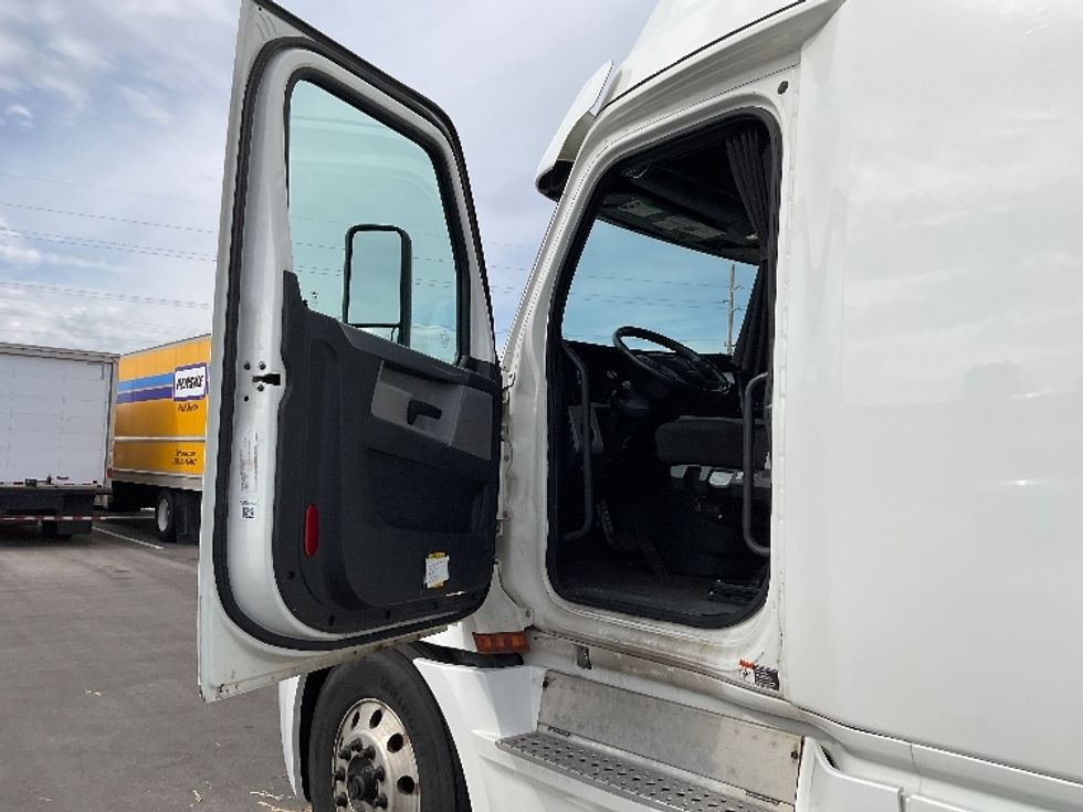 Sleeper Tractor-Heavy Duty Tractors-Freightliner-2020-T12664ST-Stockton-CA-582,890\n\t\tmiles-$ 55,500 - Image 9