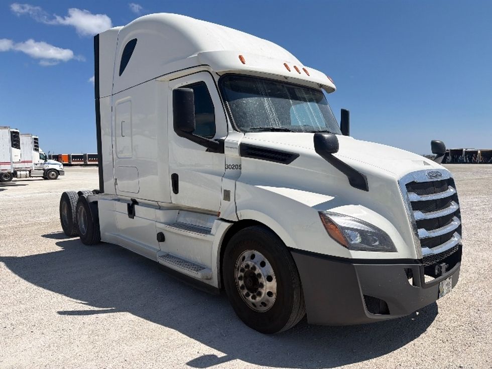 Sleeper Tractor-Heavy Duty Tractors-Freightliner-2020-T12664ST-Sturtevant-WI-513,752\n\t\tmiles-$ 65,000 - Image 1