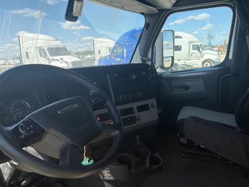 Sleeper Tractor-Heavy Duty Tractors-Freightliner-2020-T12664ST-Sturtevant-WI-513,752\n\t\tmiles-$ 65,000 - Image 10
