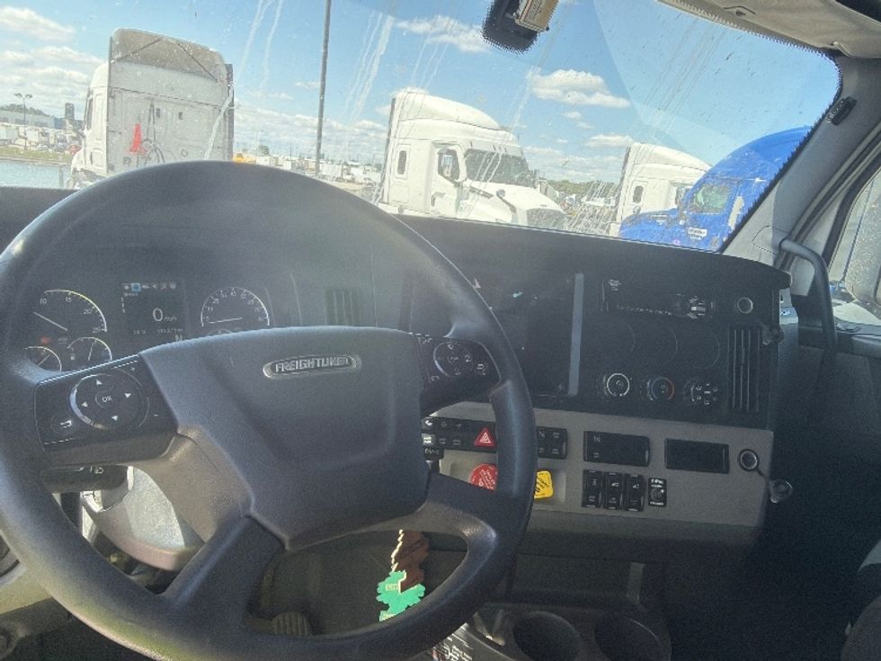 Sleeper Tractor-Heavy Duty Tractors-Freightliner-2020-T12664ST-Sturtevant-WI-513,752\n\t\tmiles-$ 65,000 - Image 11