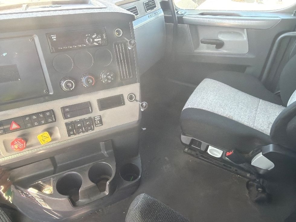 Sleeper Tractor-Heavy Duty Tractors-Freightliner-2020-T12664ST-Sturtevant-WI-513,752\n\t\tmiles-$ 65,000 - Image 12
