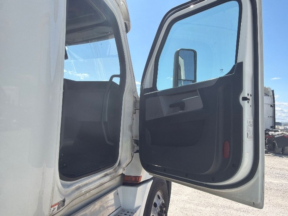 Sleeper Tractor-Heavy Duty Tractors-Freightliner-2020-T12664ST-Sturtevant-WI-513,752\n\t\tmiles-$ 65,000 - Image 13