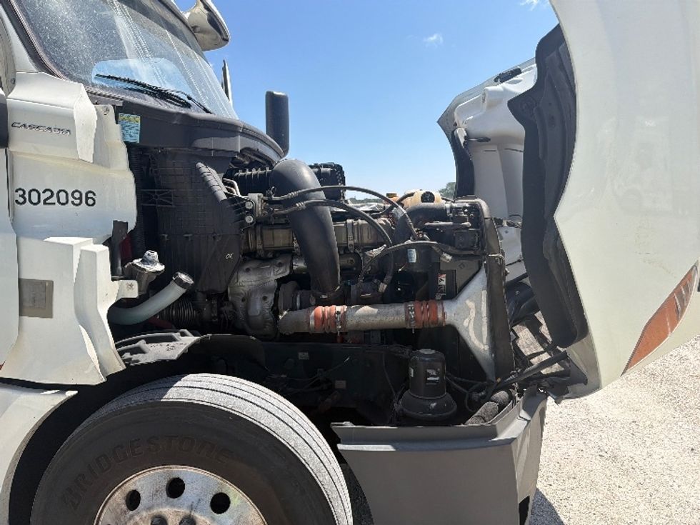 Sleeper Tractor-Heavy Duty Tractors-Freightliner-2020-T12664ST-Sturtevant-WI-513,752\n\t\tmiles-$ 65,000 - Image 20