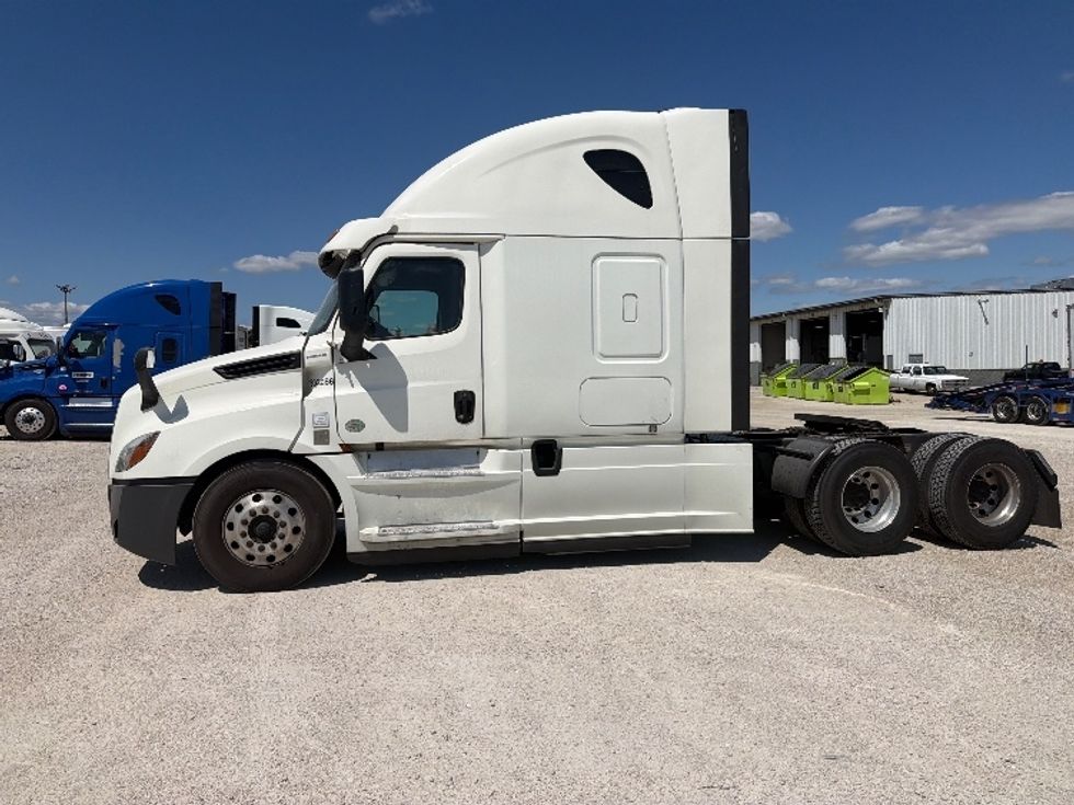 Sleeper Tractor-Heavy Duty Tractors-Freightliner-2020-T12664ST-Sturtevant-WI-513,752\n\t\tmiles-$ 65,000 - Image 4