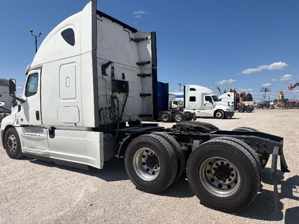Sleeper Tractor-Heavy Duty Tractors-Freightliner-2020-T12664ST-Sturtevant-WI-513,752\n\t\tmiles-$ 65,000 - Image 5