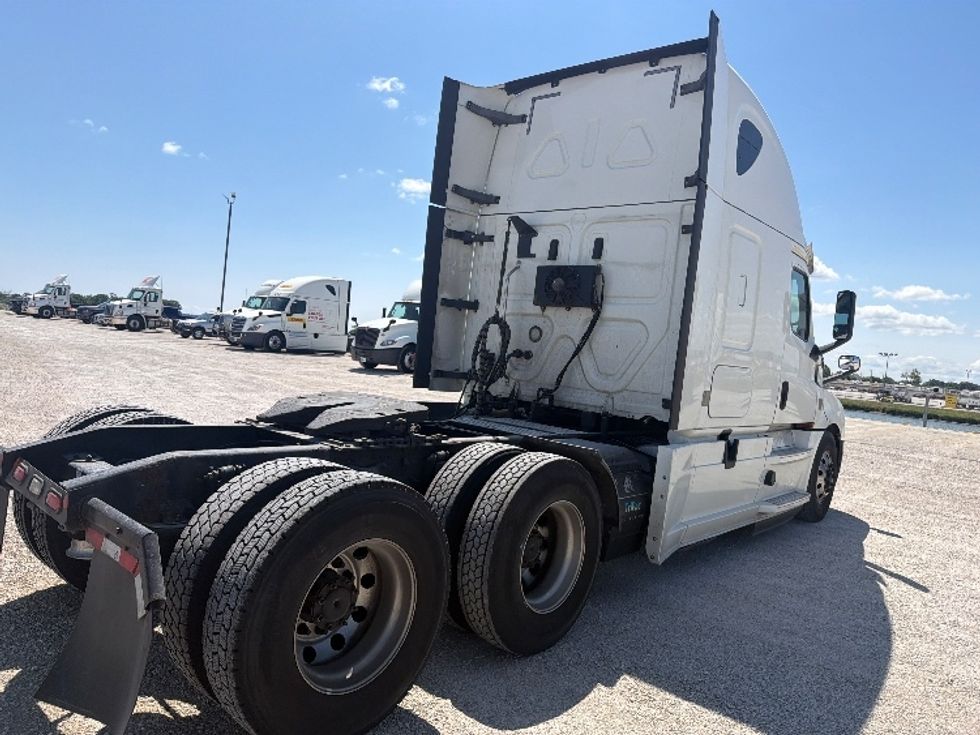 Sleeper Tractor-Heavy Duty Tractors-Freightliner-2020-T12664ST-Sturtevant-WI-513,752\n\t\tmiles-$ 65,000 - Image 7
