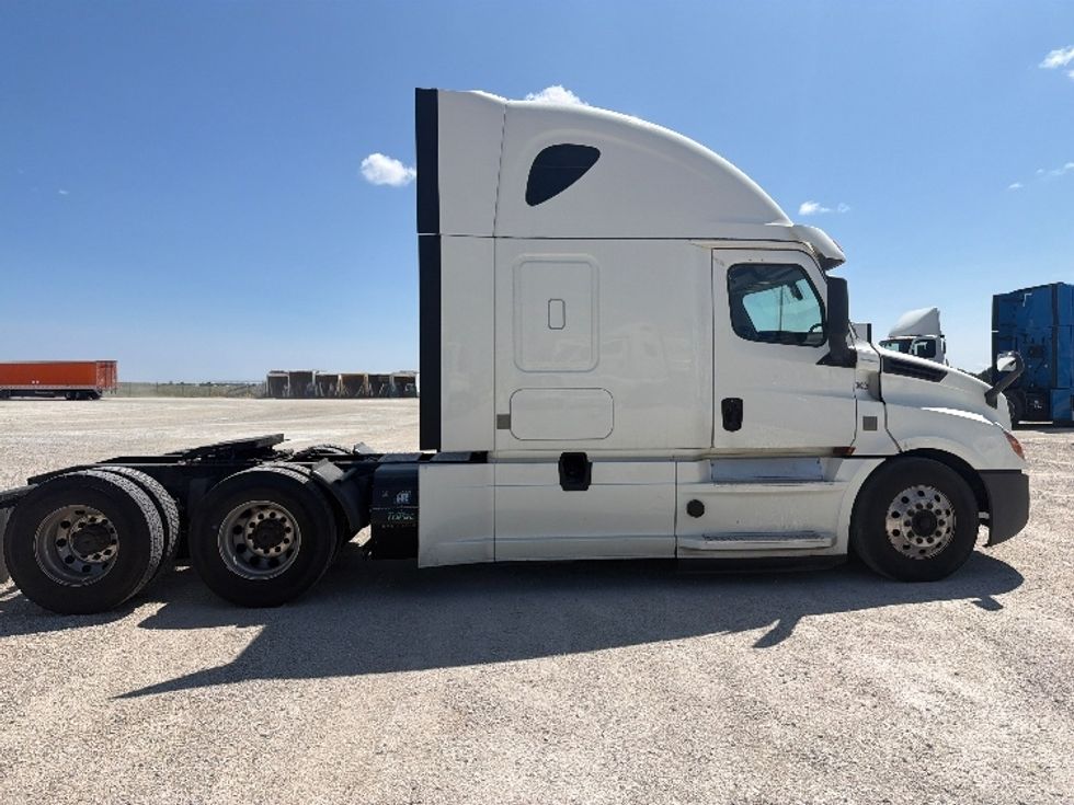 Sleeper Tractor-Heavy Duty Tractors-Freightliner-2020-T12664ST-Sturtevant-WI-513,752\n\t\tmiles-$ 65,000 - Image 8