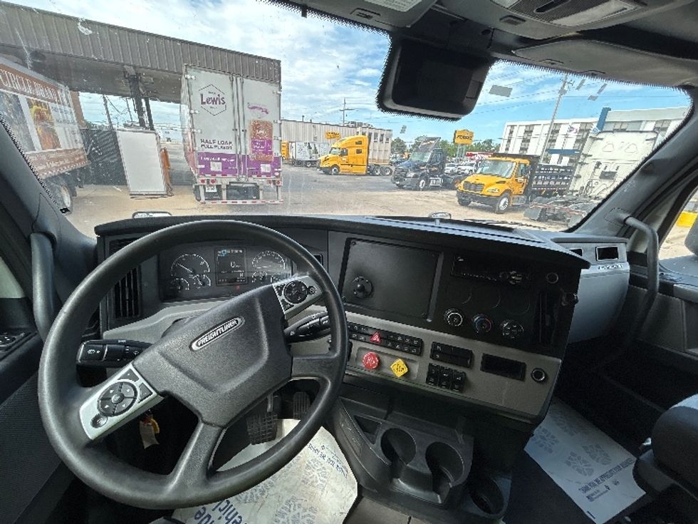Sleeper Tractor-Heavy Duty Tractors-Freightliner-2020-T12664ST-Sturtevant-WI-579,580\n\t\tmiles-$ 54,750 - Image 10