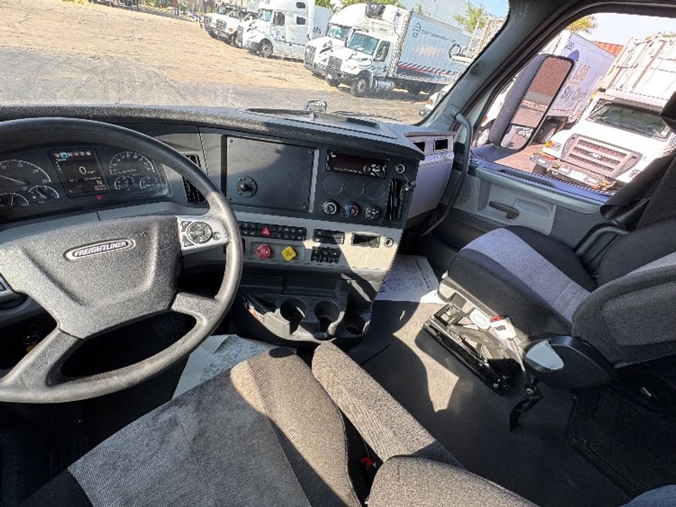 Sleeper Tractor-Heavy Duty Tractors-Freightliner-2020-T12664ST-Sturtevant-WI-579,580\n\t\tmiles-$ 54,750 - Image 11