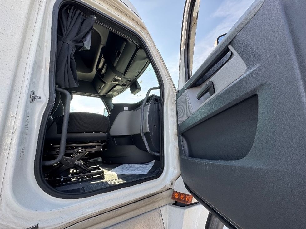 Sleeper Tractor-Heavy Duty Tractors-Freightliner-2020-T12664ST-Sturtevant-WI-579,580\n\t\tmiles-$ 54,750 - Image 12