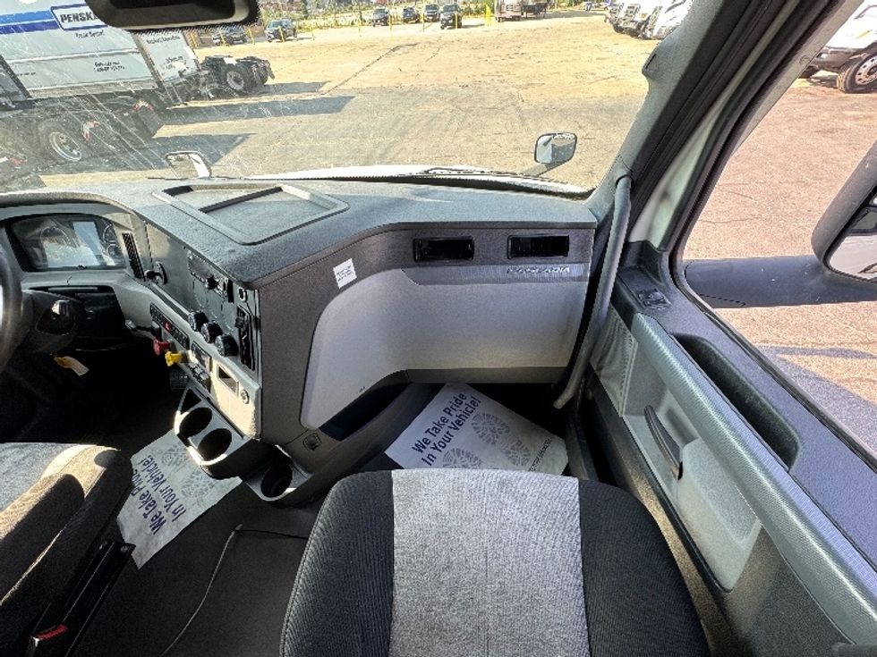 Sleeper Tractor-Heavy Duty Tractors-Freightliner-2020-T12664ST-Sturtevant-WI-579,580\n\t\tmiles-$ 54,750 - Image 13