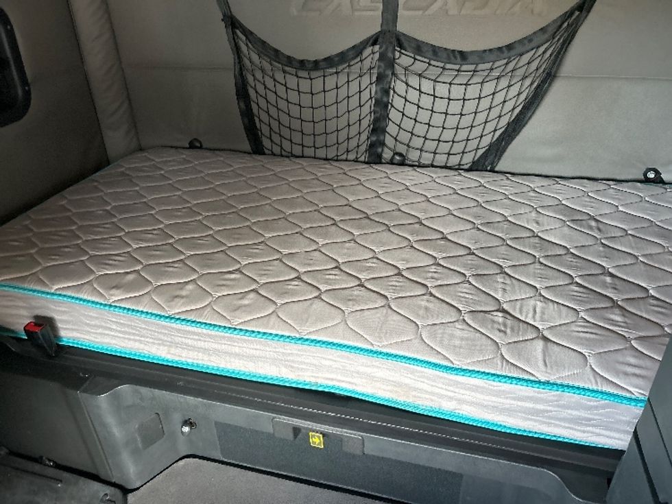 Sleeper Tractor-Heavy Duty Tractors-Freightliner-2020-T12664ST-Sturtevant-WI-579,580\n\t\tmiles-$ 54,750 - Image 15